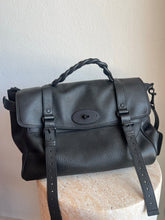 Load image into Gallery viewer, Mulberry - Oversize Alexa Bag - Black - M
