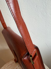 Load image into Gallery viewer, Vintage Louis Vuitton - St Cloud PM Bag - Tan Epi Leather -S