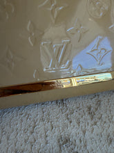 Load image into Gallery viewer, Louis Vuitton - Ana Vernis Clutch w Chain - Patent Beige - S