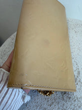 Load image into Gallery viewer, Louis Vuitton - Ana Vernis Clutch w Chain - Patent Beige - S
