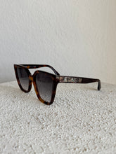 Load image into Gallery viewer, Fendi - Square Frame  Sunglasses - Tortoiseshell Brown - w case - RRP$550
