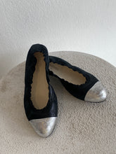 Load image into Gallery viewer, Chanel - Ballet Flats - Black - 36.5
