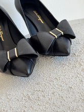 Load image into Gallery viewer, Salvatore Ferragamo - Bow Pump Shoes - Black - 8
