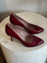 Load image into Gallery viewer, Gucci - Patent Pointy Heels w bow - Red - 35 - w box
