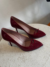 Load image into Gallery viewer, Gucci - Patent Pointy Heels w bow - Red - 35 - w box
