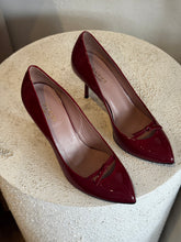 Load image into Gallery viewer, Gucci - Patent Pointy Heels w bow - Red - 35 - w box
