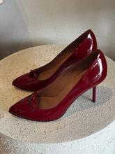 Load image into Gallery viewer, Gucci - Patent Pointy Heels w bow - Red - 35 - w box
