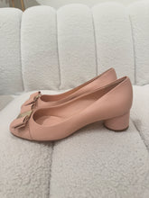 Load image into Gallery viewer, Salvatore Ferragamo - Bow shoes  - Beige - 6 - new - RRP$895
