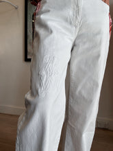 Load image into Gallery viewer, Viktoria &amp; Woods - Genesis Jeans w Logo  - White - 2
