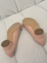 Load image into Gallery viewer, Salvatore Ferragamo - Bow shoes  - Beige - 6 - new - RRP$895
