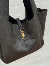 Load image into Gallery viewer, YSL - Le 5 à 7 Bea Tote - Olive Green Leather - M - RRP$5,805 - NEW
