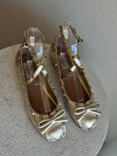 Load image into Gallery viewer, Valentino - Ballerina Ballet Flats - Gold - 39 - new w box RRP$1.050
