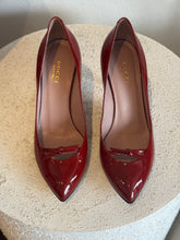 Load image into Gallery viewer, Gucci - Patent Pointy Heels w bow - Red - 35 - w box
