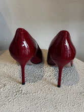 Load image into Gallery viewer, Gucci - Patent Pointy Heels w bow - Red - 35 - w box
