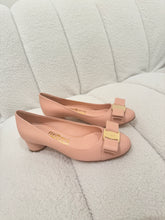 Load image into Gallery viewer, Salvatore Ferragamo - Bow shoes  - Beige - 6 - new - RRP$895
