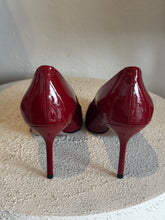 Load image into Gallery viewer, Gucci - Patent Pointy Heels w bow - Red - 35 - w box
