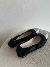 Load image into Gallery viewer, Chanel - Ballet Flats - Black - 36.5

