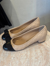 Load image into Gallery viewer, Salvatore Ferragamo - Quilted Vara Pump - Beige/Black  - 5.5 - RRP $1495 - Brand New
