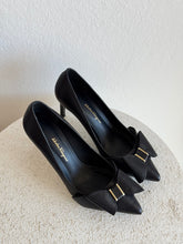 Load image into Gallery viewer, Salvatore Ferragamo - Bow Pump Shoes - Black - 8
