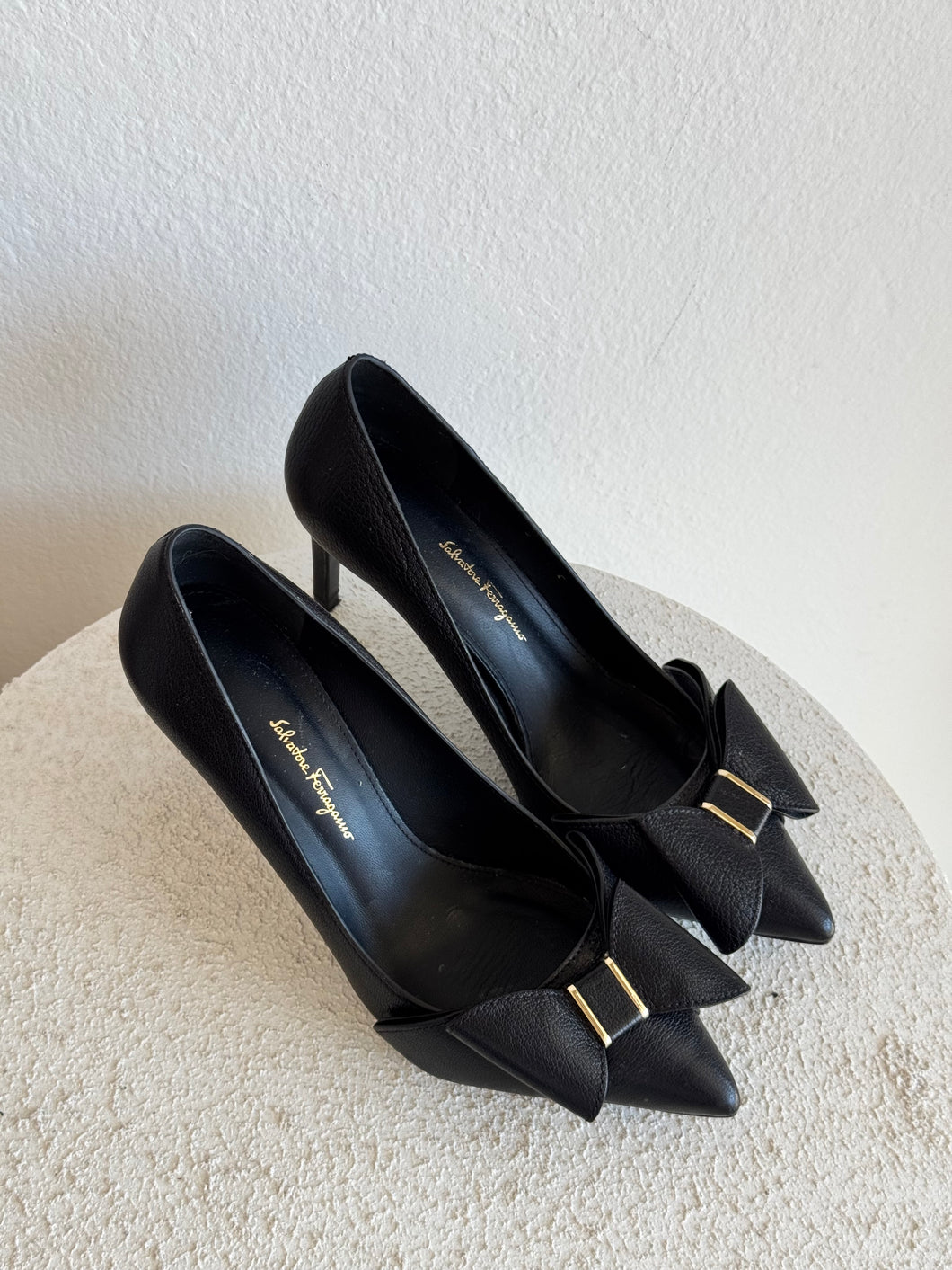 Salvatore Ferragamo - Bow Pump Shoes - Black - 8