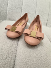 Load image into Gallery viewer, Salvatore Ferragamo - Bow shoes  - Beige - 6 - new - RRP$895
