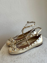 Load image into Gallery viewer, Valentino - Ballerina Ballet Flats - Gold - 39 - new w box RRP$1.050
