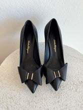 Load image into Gallery viewer, Salvatore Ferragamo - Bow Pump Shoes - Black - 8
