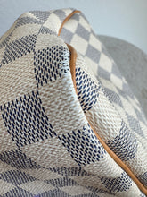 Load image into Gallery viewer, Louis Vuitton - Speedy 30 Tote - Damier Azur - 30 - RRP$3,050 w box
