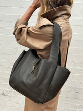 Load image into Gallery viewer, YSL - Le 5 à 7 Bea Tote - Olive Green Leather - M - RRP$5,805 - NEW
