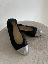 Load image into Gallery viewer, Chanel - Ballet Flats - Black - 36.5

