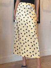 Load image into Gallery viewer, Gestuz - Slip Skirt w Black Print  - Yellow - 10
