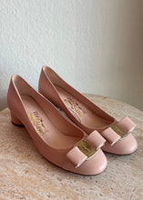 Load image into Gallery viewer, Salvatore Ferragamo - Vara Bow Pump Shoes - Pink - 6 - RRP$1250
