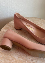 Load image into Gallery viewer, Salvatore Ferragamo - Vara Bow Pump Shoes - Pink - 6 - RRP$1250
