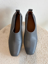 Load image into Gallery viewer, Gray Matters - Micol Shoes w Tan Heel - Grey - 40
