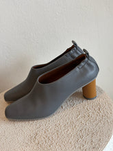 Load image into Gallery viewer, Gray Matters - Micol Shoes w Tan Heel - Grey - 40
