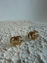 Load image into Gallery viewer, Gucci - Interlocking GG Scalloped Stud Earrings - Yellow  Gold - S
