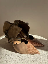 Load image into Gallery viewer, Chloe - Mixed leather Pump - Taupe Suede/Snake - 37
