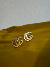 Load image into Gallery viewer, Gucci - Interlocking GG Scalloped Stud Earrings - Yellow  Gold - S
