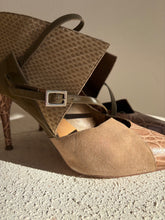 Load image into Gallery viewer, Chloe - Mixed leather Pump - Taupe Suede/Snake - 37
