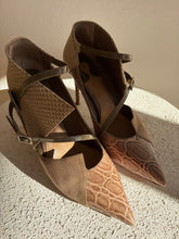 Load image into Gallery viewer, Chloe - Mixed leather Pump - Taupe Suede/Snake - 37

