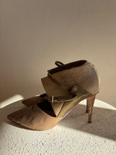 Load image into Gallery viewer, Chloe - Mixed leather Pump - Taupe Suede/Snake - 37
