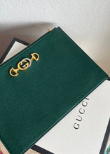 Load image into Gallery viewer, Gucci - Zumi Leather Zip Pouch Clutch - Green - S - as new w box
