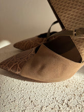 Load image into Gallery viewer, Chloe - Mixed leather Pump - Taupe Suede/Snake - 37
