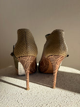 Load image into Gallery viewer, Chloe - Mixed leather Pump - Taupe Suede/Snake - 37
