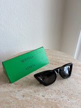 Load image into Gallery viewer, Bottega Veneta - Lunettes De Soleil Cateye Sunglasses - Black - S
