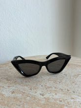 Load image into Gallery viewer, Bottega Veneta - Lunettes De Soleil Cateye Sunglasses - Black - S
