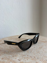 Load image into Gallery viewer, Bottega Veneta - Lunettes De Soleil Cateye Sunglasses - Black - S
