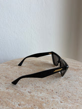 Load image into Gallery viewer, Bottega Veneta - Lunettes De Soleil Cateye Sunglasses - Black - S
