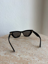 Load image into Gallery viewer, Bottega Veneta - Lunettes De Soleil Cateye Sunglasses - Black - S
