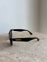 Load image into Gallery viewer, Bottega Veneta - Lunettes De Soleil Cateye Sunglasses - Black - S

